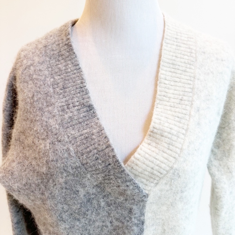 & Other Stories | Colorblock Alpaca Blend V-Neck Sweater | Gray/Cream | XS - Picture 3 of 10